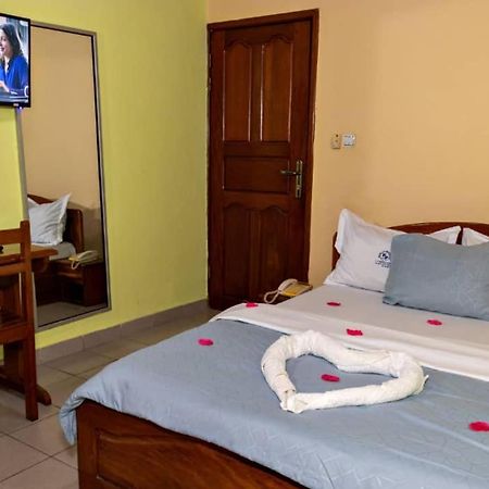 Hotel Le Printemps Douala Esterno foto